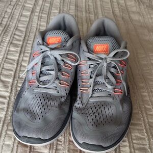 Nike Light Gray Running Sneakers with Coral Accents